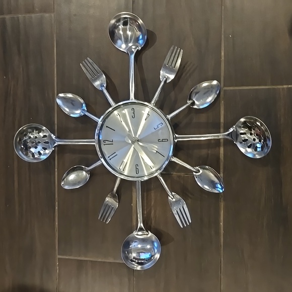 Kitchen  Metal Cutlery Utensil Spoon Fork Wall Clock 17”x17” - Picture 3 of 4